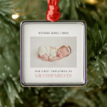 Adorno Metálico Primera Navidad: Abuelas, Niña.<br><div class="desc">Nuestro ornamento fotográfico es un recuerdo perfecto para nunca olvidar tu Primera Navidad como abuelo y abuela. Elige las mejores fotos de tu querida sobrina y adorna tu árbol de Navidad!! Crea un regalo dulce para los recién abuelos : "Los ABUELOS aparecen debajo de tu foto con letras rosas claras...</div>