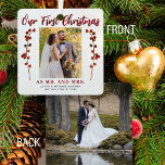 Adorno Metálico Primera Navidad casada con dos fotos modernas<br><div class="desc">La primera Navidad de la pareja casada como el Sr. y la Sra. un árbol de keepsake único adorno con ramas de bayas rojas,  su foto personalizado y texto de escritura de tipografía moderna roja.          Puede ser un regalo hermoso para los recién casados.</div>