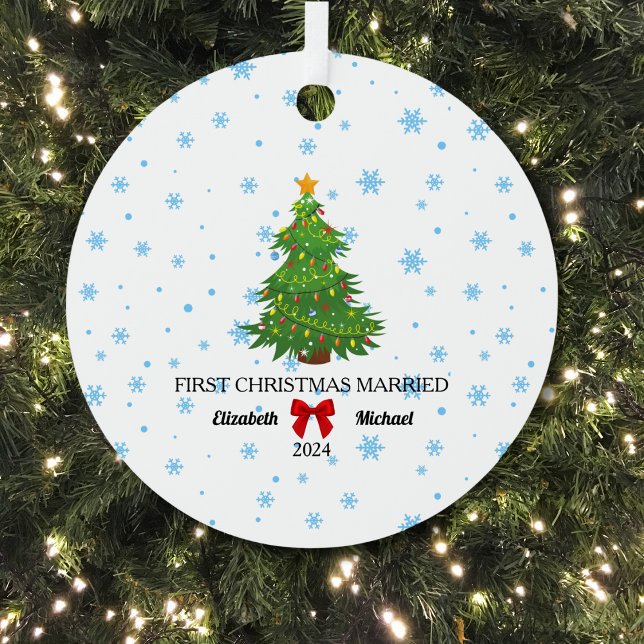 Adorno Metálico Primera Navidad Casada Pareja Personalizado 2024 (First Christmas Married 2024 Custom Couple Metal Ornament)