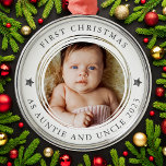 Adorno Metálico Primera Navidad como tía y foto de tío<br><div class="desc">Personalice este adorno con una foto de su bebé y el año para hacer un hermoso regalo de mantenimiento para la nueva tía y tío.</div>