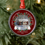 Adorno Metálico Primera Navidad en nuestra nueva foto de casa<br><div class="desc">La primera Navidad en nuestro nuevo ornamento de fotos de casa. Añade tu propia foto de tu nuevo hogar,  añade tus nombres,  texto y año y crea un adorno navideño muy personal y único.</div>