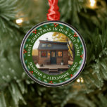 Adorno Metálico Primera Navidad en nuestra pequeña foto de casa<br><div class="desc">La primera Navidad en nuestro nuevo Ornamento de fotos de Tiny Home. Añade tus propias fotos de tu nuevo hogar,  añade tus nombres,  texto y año y crea un adorno navideño muy personal y único.</div>