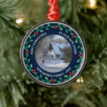 Adorno Metálico Primera Navidad en nuestro nuevo nombre de familia<br><div class="desc">La primera Navidad en nuestro nuevo ornamento de fotos de casa. Añade tu propia foto de tu nuevo hogar,  añade tus nombres,  texto y año y crea un adorno navideño muy personal y único.</div>