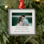 Adorno Metálico Primera Navidad GRIS de fotos de PAREJA ENGAGADA<br><div class="desc">Nuestro ornamento fotográfico es un conservador perfecto para nunca olvidar tu Primera Navidad Engañada!! Elige tus mejores fotos, añade tus nombres y año y adorna tu árbol de Navidad para hacer de esta temporada una experiencia inolvidable!! Crea un regalo dulce para tu ser querido : "ENGAGED aparece debajo de tu...</div>