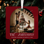 Adorno Metálico Primera Navidad Juntos Foto Elegante Guión Rojo<br><div class="desc">Elegante diseño de adorno de vacaciones en familia First Christmas en rojo festivo y blanco con tipos de letra nostálgicos. Este diseño de adorno de Navidad totalmente editable Mr. & Mrs. incluye espacio para una foto, su nombre familiar y espacio para agregar su mensaje personalizado - puede ser usado para...</div>