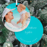 Adorno Metálico Primera Navidad juntos mamá recién nacido personal<br><div class="desc">Madre y bebé recién nacido celebrando la Primera Navidad juntos tu foto de familia mantiene el adorno azul del árbol. Personalice el nombre, el texto y la foto de su hijo en ambos lados. Elegante decoración de árbol de Navidad por años o un hermoso regalo para tus padres o abuelos....</div>