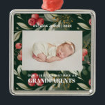 Adorno Metálico Primera Navidad: Los abuelos flaman Berries<br><div class="desc">Nuestro ornamento fotográfico es un recuerdo perfecto para nunca olvidar tu Primera Navidad como abuelo y abuela. Elige las mejores fotos de tu querida sobrina y adorna tu árbol de Navidad con este adorno en Navidades elegantes Patrón de flores, vegetación y berries en color tradicional y festivo verde oscuro, rojo,...</div>