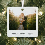 Adorno Metálico Primera Navidad minimalista foto casada recién cas<br><div class="desc">Ornamento navideño de estilo minimalista con un diseño sencillo con tu foto boda favorita junto con tus nombres y el año en un guión de escritura a mano. La parte de atrás tiene una segunda foto. Este moderno y elegante adorno vacacional es un gran regalo para una pareja recién comprometida....</div>