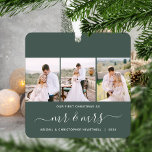 Adorno Metálico Primera Navidad Mr. y Mrs. 3 Photo Script Green<br><div class="desc">Conmemorar tu primera Navidad como recién casados con este hermoso adorno de keepsake moderno. El texto en blanco dice "Nuestra primera Navidad como, " con las palabras "mr & mrs" en un elegante guión de escritura a mano con flores antes y después. Reemplace las tres imágenes de ejemplo con sus...</div>