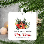 Adorno Metálico Primera Navidad Nueva Casa de Acuarela Red<br><div class="desc">Celebre su primera Navidad en su nueva casa con este adorable adorno de keepsake, que incluye una pintura acuarela de una acogedora casa de campo roja rodeada de vegetación de invierno verde y amarillo. El texto dice "Nuestra primera Navidad en nuestro nuevo hogar", con las palabras "Nuevo hogar" en caligrafía...</div>