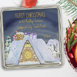 Adorno Metálico Primera Navidad Nueva dirección Santa en el techo<br><div class="desc">Primera Navidad en nuevo ornamento de vacaciones en casa - que puedes personalizar con el año y tu nueva dirección. Diseño divertido con un acogedor techo de casa contra el cielo de medianoche con huellas de santa en la nieve y algunos regalos listos para bajar por la chimenea.</div>