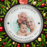 Adorno Metálico Primera Navidad personalizada como foto de abuelos<br><div class="desc">Personaliza este adorno con una foto favorita para darle a los nuevos abuelos como un adorno de conservas para colgar en su árbol</div>