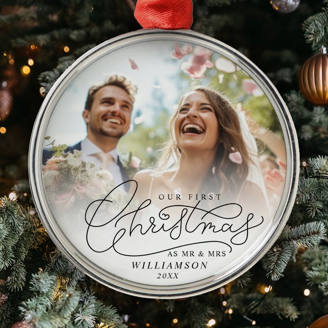 Adorno Metálico Primera Navidad Sr. y Sra. Newlyweds Boda Foto (Deck the halls with First Christmas Mr. & Mrs. wedding photo ornament.)