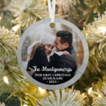 Adorno Metálico Primera Navidad Sr. y Sra. Photo<br><div class="desc">Nuestra primera Navidad como Sr. y Sra. y su foto favorita a ambos lados de un adorno metalizado redondo con un borde de color plateado. ¡Cree ornamentos de árbol de Navidad para usted o dé como regalo a la familia, amigos, padres y abuelos! **SUGERENCIA: Sugerimos que recortes tu foto a...</div>