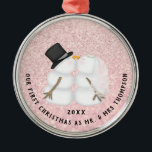 Adorno Metálico Primeras Navidades de la recién casada Pareja de N<br><div class="desc">Nueva Pareja De Nieve Plata Primer Ornamento Metalizado De Navidad. El diseño tiene un purpurina rosa en el fondo. Personaliza con el nombre de recién casados y el año. Gran regalo para Navidades de una pareja recién casada.</div>