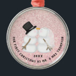 Adorno Metálico Primeras Navidades de la recién casada Pareja de N<br><div class="desc">Nueva Pareja De Nieve Plata Primer Ornamento Metalizado De Navidad. El diseño tiene un purpurina rosa en el fondo. Personaliza con el nombre de recién casados y el año. Gran regalo para Navidades de una pareja recién casada.</div>