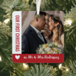 Adorno Metálico Primeros Navidades del Corazón Blanco Rojo Sr. y S<br><div class="desc">Celebra tu primera Navidad como Sr. y Sra. con este romántico adorno metalizado cuadrado personalizado con tus fotos de bodas,  una a cada lado,  y tu nuevo apellido compartido en un diseño simple y romántico en rojo y blanco con corazón.</div>