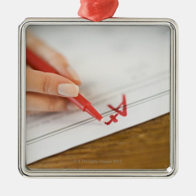 Adorno Metálico Profesor que escribe A más grado en la hoja de (Frente)