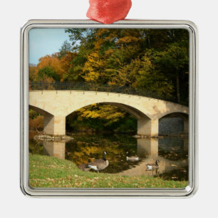 Adorno Metálico Puente Arcoíris en Otoño en Grove City College