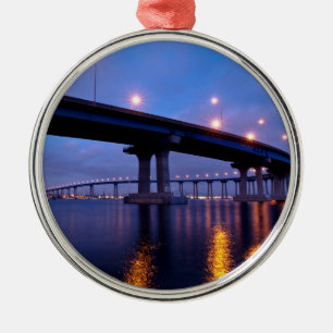 Adorno Metálico Puente Coronado en el atardecer