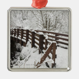Adorno Metálico Puente de madera nevado
