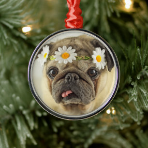 Adorno Metálico Pug con la corona de margarita