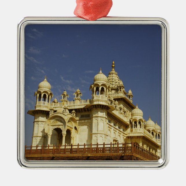 Adorno Metálico Rajastán, India: Una mujer de pie y activa (Frente)