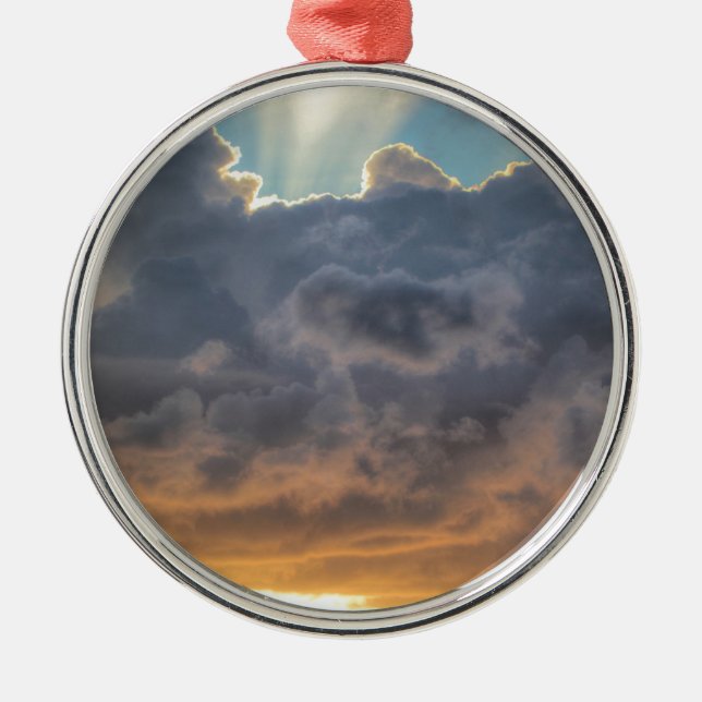 Adorno Metálico Rayos de luz al atardecer a través de nubes tormen (Frente)