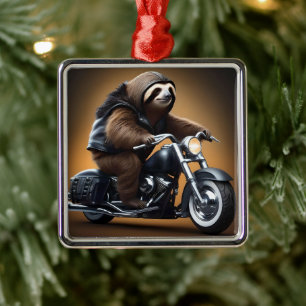 Adorno Metálico Rebel Sloth: Motocicleta con cuero