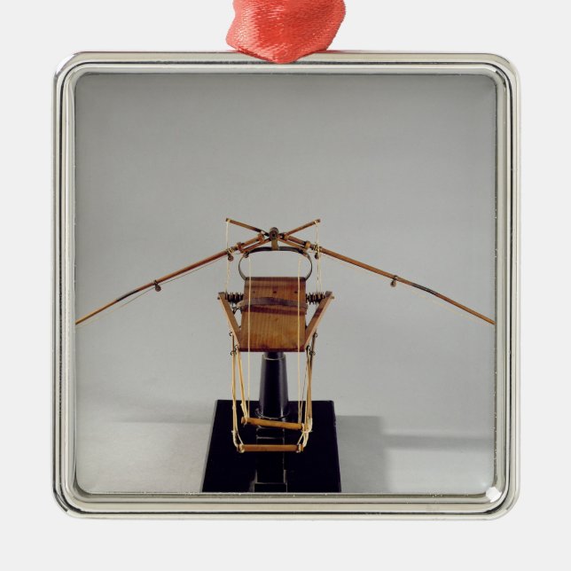 Adorno Metálico Reconstrucción modelo del diseño de da Vinci (Frente)