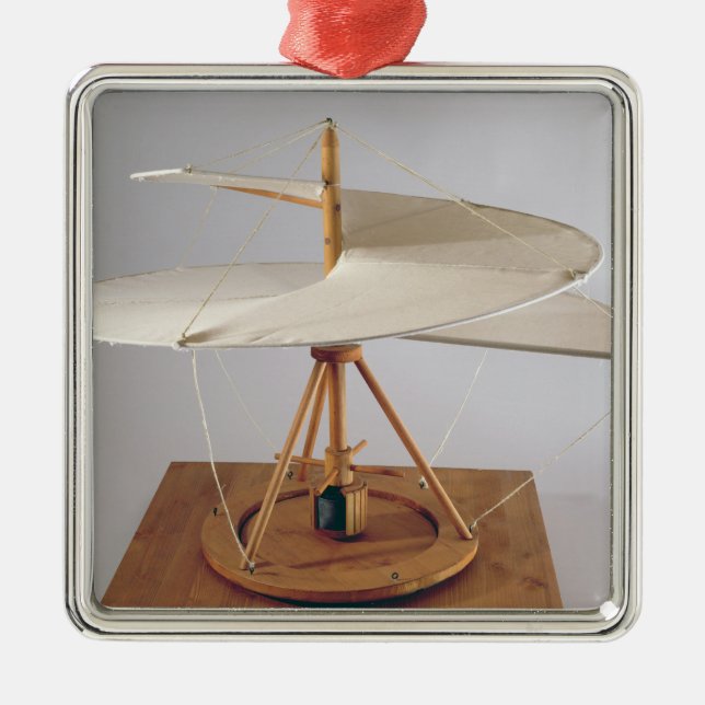 Adorno Metálico Reconstrucción modelo del diseño de da Vinci (Frente)