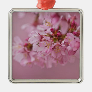Adorno Metálico Reflejos Rojizos Pálidos de Flor de Cerezo Sakura