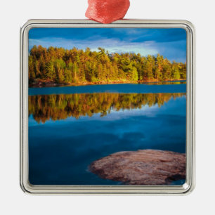 Adorno Metálico Reflexiones nocturnas en las aguas fronterizas