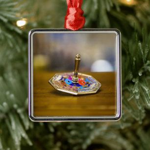 Adorno Metálico Regalo de dreidel de Hanukkah SlipperyJoe base oct
