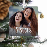 Adorno Metálico Regalo de hermana de la foto personalizada de HERM<br><div class="desc">Hágale saber a tu hermana cuánto le gusta con esto; Personalizado Moderno y lindo ornamento de Navidad de hermanas fotográficas. El diseño presenta una divertida tipografía blanca que dice 'Hermanas'. Simplemente sube tu imagen favorita y personaliza el/los nombre/s. El color del texto se puede cambiar utilizando la herramienta "personalizar más...</div>
