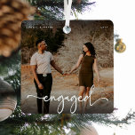 Adorno Metálico Regalo de Keepsake de foto implicada de guión<br><div class="desc">El diseño está compuesto por una tipografía divertida y elegante con guion y tipografía sans. Simplemente nombre/s personalizar,  año y ¡sube una foto favorita de la pareja de amados!</div>