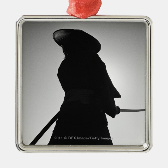 Adorno Metálico Retrato de un guerrero del samurai que sostiene (Frente)