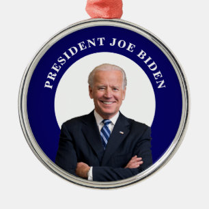 Adorno Metálico Retrato del presidente Joe Biden sobre el azul