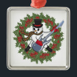 Adorno Metálico Rockin' Snowman<br><div class="desc">Un muñeco de nieve con su sombrero de punta y guitarra eléctrica se coloca en una corona verde y hueca con bayas y latas de dulces.</div>