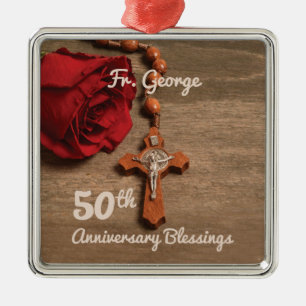 Adorno Metálico Rosa y Rosario del 50° aniversario del sacerdote