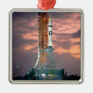 Adorno Metálico Roturas del amanecer detrás de ASTP Saturn IB CDD