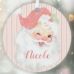 Adorno Metálico Rubor Pink Vintage Santa Christmas Tree Add Name<br><div class="desc">Este adorno de árbol de navidad Rubor Pink Vintage Winking Santa tiene un gráfico antiguo de Santa Claus que ha sido coloreado y reimaginado. El fondo es un patrón de rayas verticales monocromáticas trinitonométricas (rosa nítida, cuarzo rosa y blanco). La decoración es idéntica en ambos lados y muestra texto de...</div>