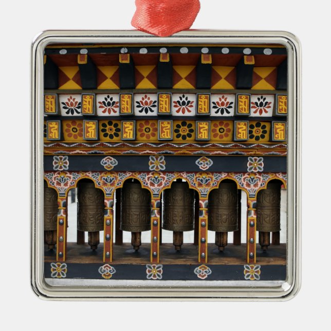 Adorno Metálico Ruedas de oración en una pequeña plaza pública (Frente)