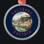 Adorno Metálico Salzburgo Austria Círculo retro perturbado<br><div class="desc">Diseño de viaje vectorial retro de Salzburgo. Salzburgo es una ciudad austríaca situada en la frontera con Alemania, con vistas a los Alpes orientales. La ciudad está dividida por el río Salzach, con edificios medievales y barrocos del peatón Altstadt (Ciudad Vieja) a su orilla izquierda, frente a la Neustadt (Ciudad...</div>