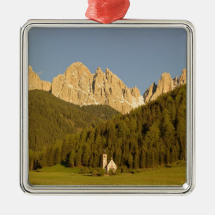 Adorno Metálico San Giovanni, Val di Funes, Dolomitas, Italia