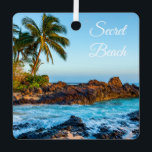 Adorno Metálico Secret Beach, Maui, Square Metalizado Ornament<br><div class="desc">Espectacular Maui recordado en un adorno festivo. Esta ubicación secreta es una maravillosa playa de Maui. En el reverso,  las vistas al cráter Molokini desde Secret Beach son al anochecer. También conocida como Playa Pa'ako. Cambiar la fecha del año a la fecha actual de la visita.</div>