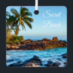 Adorno Metálico Secret Beach, Maui, Square Metalizado Ornament<br><div class="desc">Espectacular Maui recordado en un adorno festivo. Esta ubicación secreta es una maravillosa playa de Maui. En el reverso,  las vistas al cráter Molokini desde Secret Beach son al anochecer. También conocida como Playa Pa'ako. Cambiar la fecha del año a la fecha actual de la visita.</div>