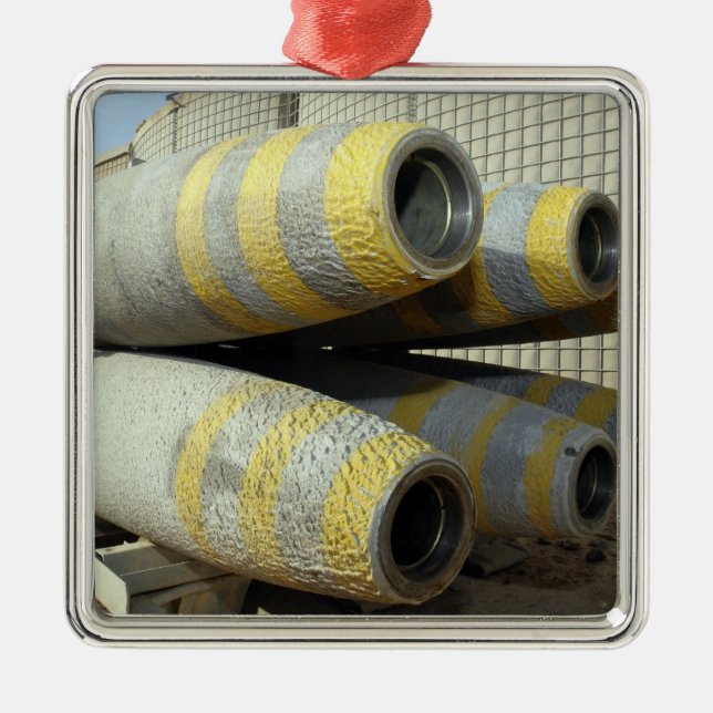 Adorno Metálico Seis bombas GBU-12 en un rack (Frente)