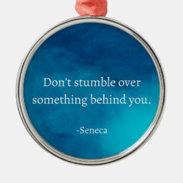Adorno Metálico Séneca: Enfócate hacia adelante, no tropieces con 