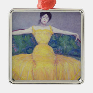 Adorno Metálico Señora en un vestido amarillo, 1899